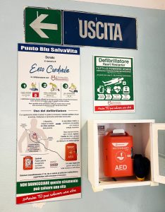 UN DONO IN RICORDO DI ENZO CARDINALE – LA SCUOLA RICCARDI DI NETRO CARDIOPROTETTA